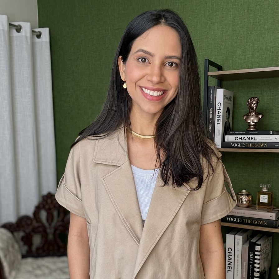 Gesiene Maise em seu escritório, de jaqueta bege e jeans